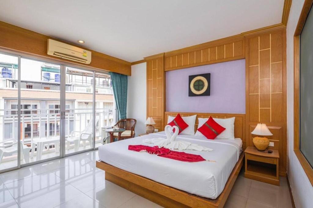 Azure Phuket Hotel Patong Exterior photo
